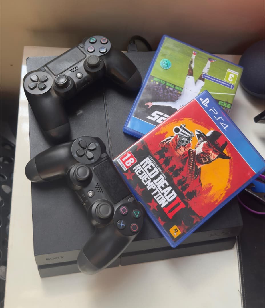 Nonhacked PS4 with 2 pads and 2 disc